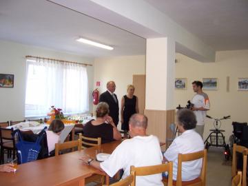 Odovzdávanie pomôcok pre imobilných občanov mesta Bojnice - 24.6. 2008 Odovzdávanie pomôcok pre imobilných občanov mesta Bojnice - 24.6. 2008