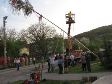 Stavanie mája v Dubnici Stavanie mája v Dubnici