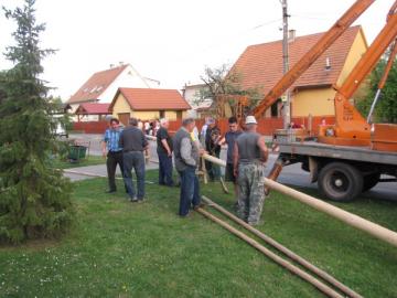 Stavanie mája v Dubnici Stavanie mája v Dubnici