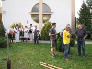 Stavanie mája v Dubnici Stavanie mája v Dubnici